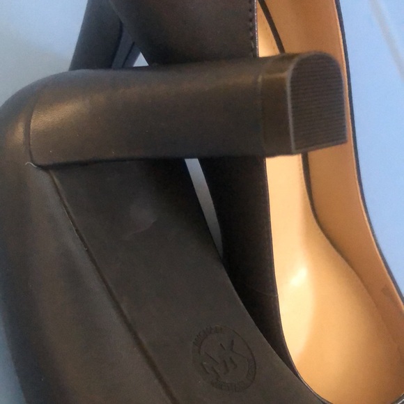 Michael Kors navy pumps - Picture 3 of 4